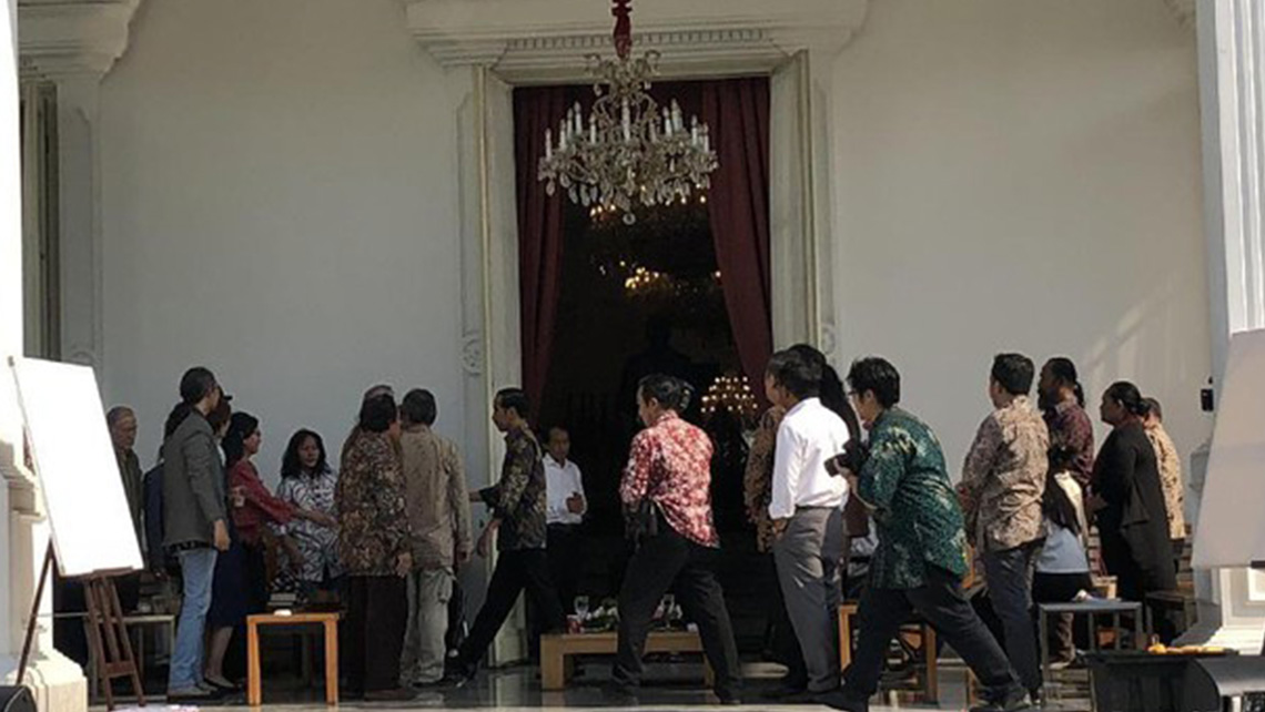 Presiden Jokowi keluar dari dalam Istana Merdeka, bergabung dengan para budayawan. Presiden Jokowi menyalami satu persatu budayawan yang hadir dalam pertemuan perbincangan budaya bersama Mufakat Budaya Indonesia, Jumat, 06 April 2018 di Istana Kepresidenan RI, Jakarta.