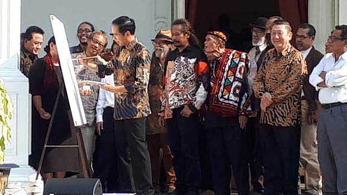 Presiden Joko Widodo menyempatkan diri melukis di sebuah kain kanvas dengan tulisan 'Indonesia Maju' menggunakan cat berwarna merah dengan sebuah lingkaran, saat menerima kunjungan sejumlah budayawan dan seniman, di Istana Merdeka, Lukisan itu kemudian disempurnakan lagi oleh pelukis kenamaan Indonesia, Nasirun.