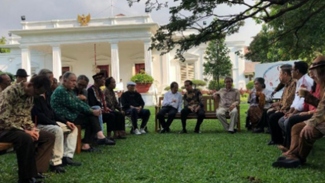 Presiden Jokowi bersama pra budayawan melanjutkan ramah tamah dan diskusi di bawah pohon besar di halaman belakang Istana Merdeka. Sejumlah budayawan memberikan pendapat dalam diskusi tersebut.