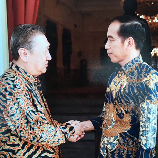 Ketua Umum NSI, Maha Pandita Utama Suhadi Sendjaja disambut hangat dan akrab oleh Presiden RI Bapak Ir. Joko Widodo dalam pertemuan perbincangan budaya bersama Mufakat Budaya Indonesia Jumat, 06 April 2018 di Istana Kepresidenan RI, Jakarta.